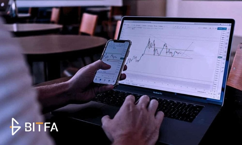 ترید با موبایل بهتر است یا کامپیوتر؟
